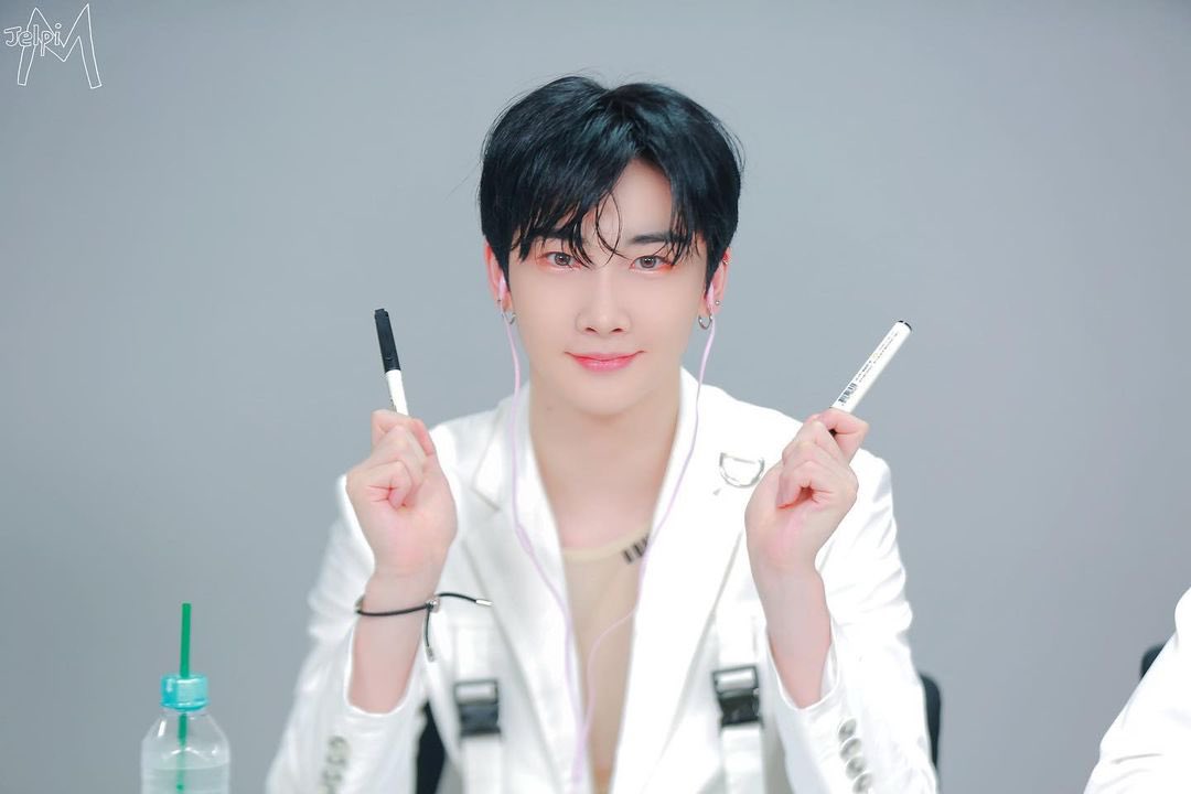 HoyoungFrance's tweet photo. | 📸 | INSTAGRAM 30.08.21

[📸]
2021.08.30
Video call fan signing event

‘Hoyoung Day’🎁

#베리베리 #VERIVERY #VRVR #호영 #HOYOUNG #SERIES_O #ROUND2_HOLE #TRIGGER

©the_verivery https://t.co/sDaYCHlWcV