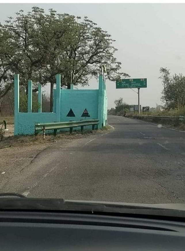 Ramesh_hjs's tweet image. सरकार से नम्र निवेदन है की,
इस मजार के किनारे बनी अवैध सड़क को जल्दी हटाना चाहिए,
....आने-जानेवाली गाड़ियों की आवाज से पीरबाबा सो नहीं पाते है ।
@Sanjay_Dixit @SickularLibtard