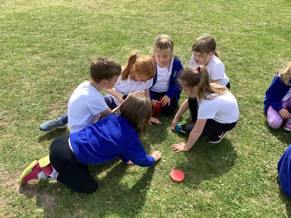 LlanfoistPri's tweet photo. Year 2 enjoying #worldorienteeringday during our PE session. #ambitiousandcapable #healthyandconfident #teamwork #learningtogether #selfassessing https://t.co/pbSZa9sKIV