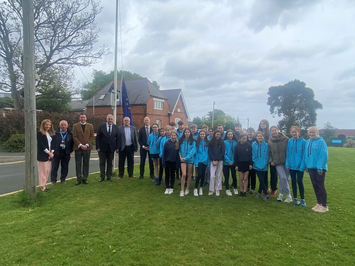 🇮🇪 🇪🇺 Pleased to be marking #IrelandEU50 as part of Europe Day 2022. 

🗨️ @IvailoKalfin, @smytho and @JimGildea2014 visited @rathmichaelsch1 earlier today to hear from the students on what Europe means to them.  

Find out more about the initiative: https://t.co/y7ZS8e5Q46 https://t.co/c8hP3HZAIP