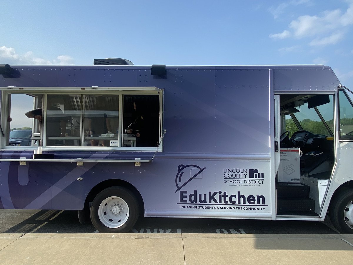 TSMSAD's tweet photo. Thank you EduKitchen for serving up a great breakfast to our @TroySouthMiddle staff today!!  #TroySouth #proud2br3 #TitanStrong #TitanPride #TSMSRocks https://t.co/ofY0iYwWny