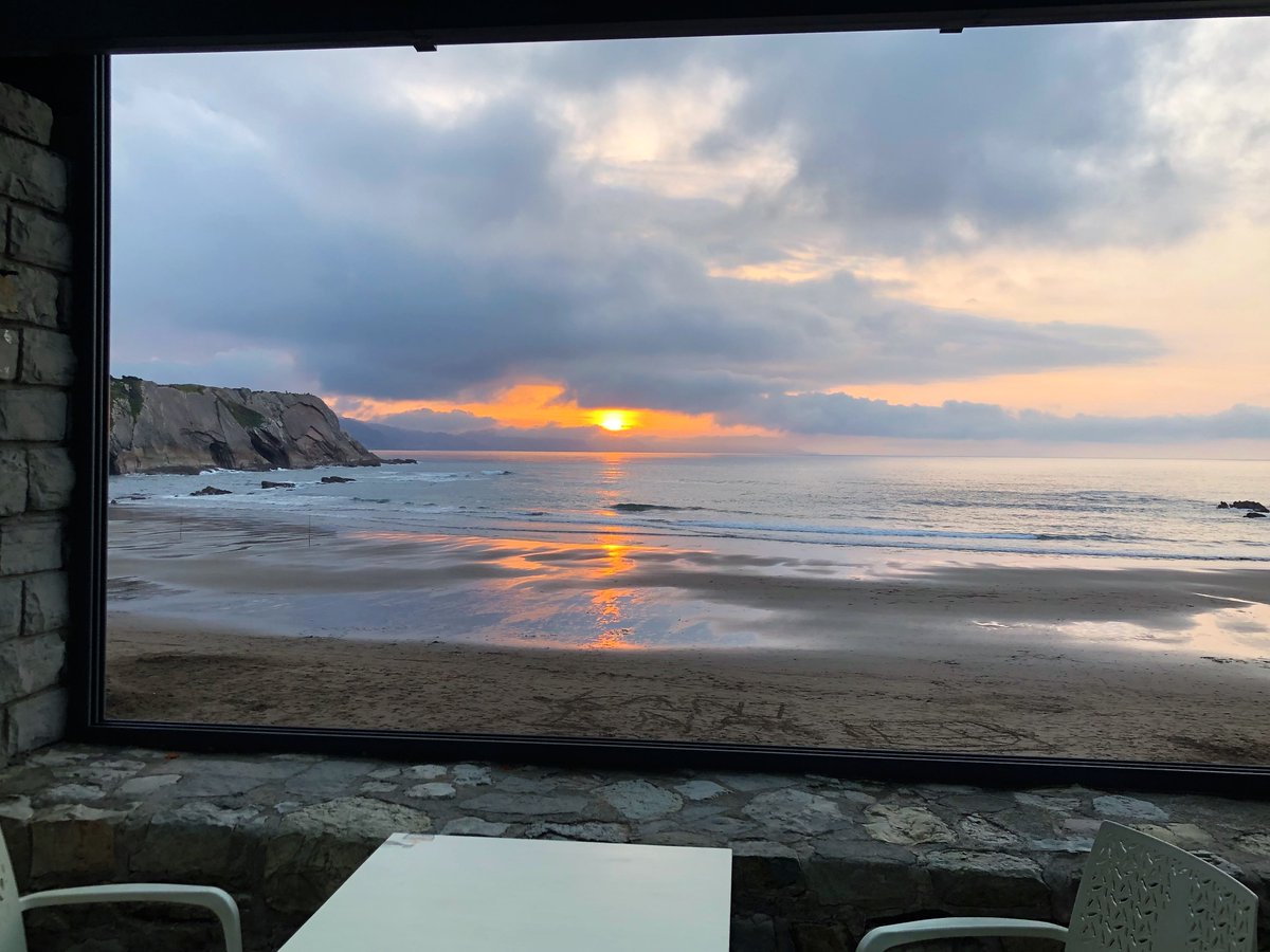 ZumaiaTurismoa's tweet photo. Itzurunek bakarrik utzi ditzazke honelako ikuspegiak, eta eskuan edariren bat baduzu… A zer esperientzia!
¿Cena o aperitivo con estas vistas? Lo puedes hacer en la cantina de Itzurun...
#zumaia #itzurun #kantina #ilunabarra #flysch #geoparkea https://t.co/K78xjUEr9L