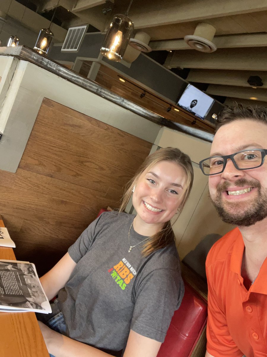 yardbird83's tweet photo. #herewegrowagain! Another #VFDO @Chilis Oswego with our new host, Josie! Finishing up training this week and eager to get after it! Letโs goooo ๐ช๐ป ๐ถ โค๏ธ ๐๐ป @clflesh @NicholasBPaxton @aLee1529 @twchilihead @chilislovin https://t.co/lHayMPj2qa