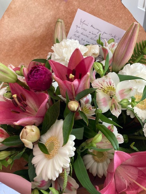 InsuranceFrench's tweet image. #Lifetimepartner #Clients #generali 
Merci Simon d'avoir été un sympathique et fidèle client pendant une décennie, tous mes meilleurs vœux pour l'avenir. Merci pour ce splendide bouquet ☺️