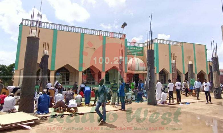 radiowestug's tweet photo. Barikwetebeekanisiza okwiruka kwa boona okugyendereire kuhwera ahakurundaana sente ezirikukuza kukoresibwa kwombeka amaka ga Qadh wa Mbarara, abasiraamu baahigwa kushagika ehururu egi obu baaba nibasaara Juma ahamuzigiti ogwa Abubaka Jamia omururembo Mbarara.
#QadhRun https://t.co/hTXGigk0Ll