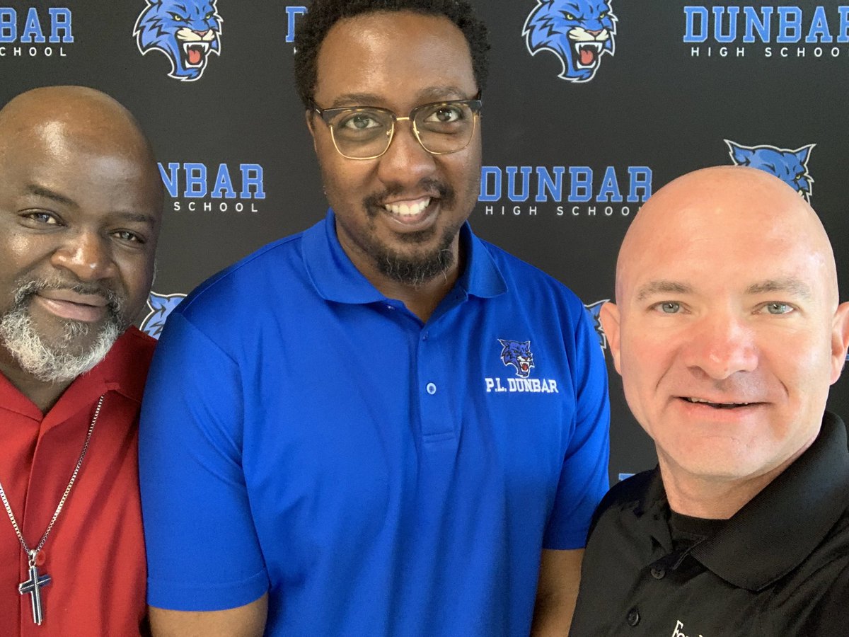 fwpdchiefnoakes's tweet photo. Today we had the last #DadsOfDunbar event at @DunbarFWISD for the school year. Thanks to Principal Edwards, the staff, the men who participate &amp; especially the incredible students for always welcoming me &amp; @fortworthpd! Have a great summer &amp; see you next year! @AllProDad https://t.co/SP6KWx7xvl