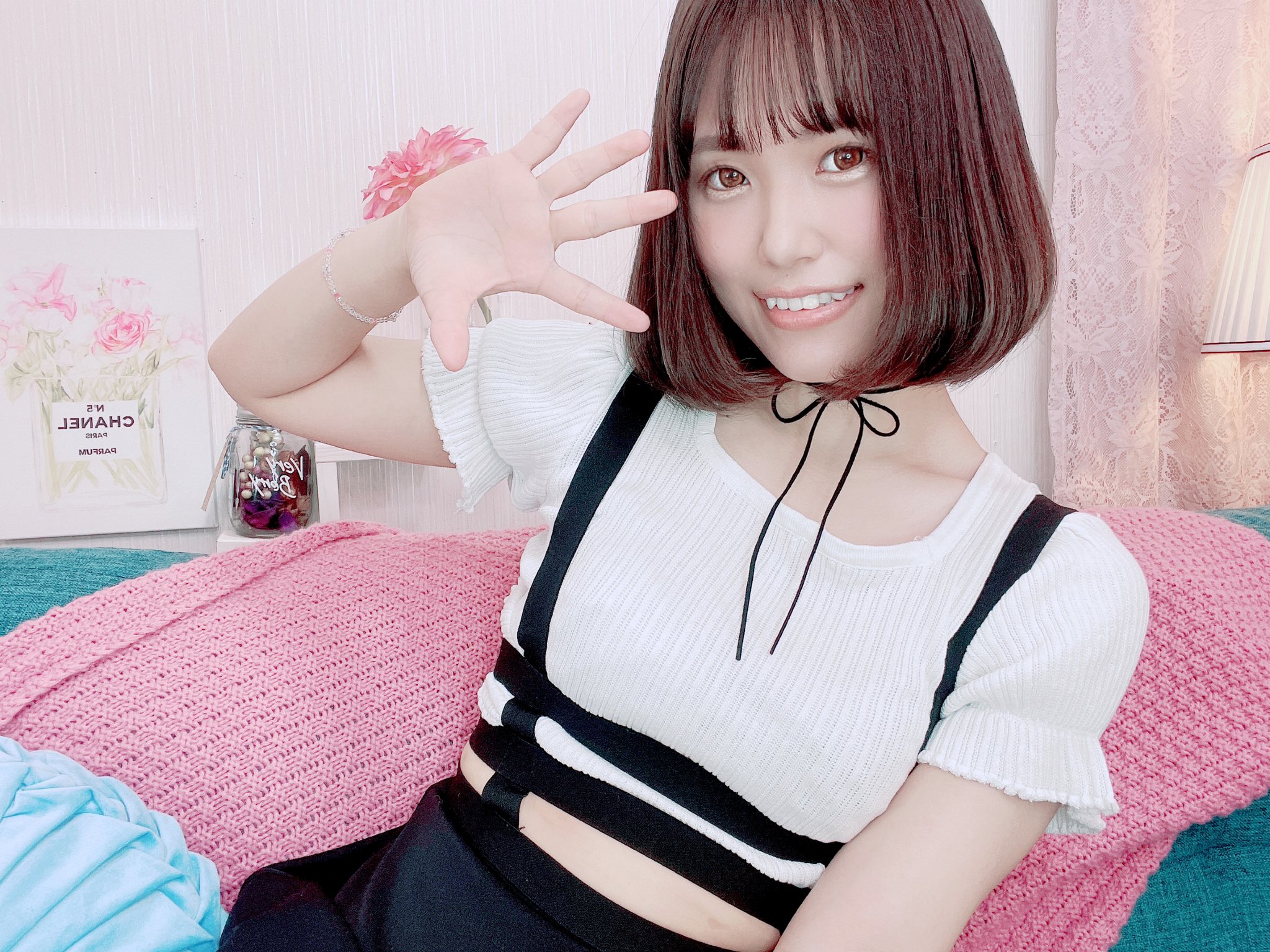 Office Glilliant on X: ありさ、白米が好き。👈(アーニャ風に呼んでねw) 髪伸びるのが早くて 切ろうか迷っているところです…  ショートボブにしようか 顎ぐらいまで切って揃える感じに しようか…🤔🤔 みんなはどんなありさがいいかな？🧐 これからお邪魔するねん ...