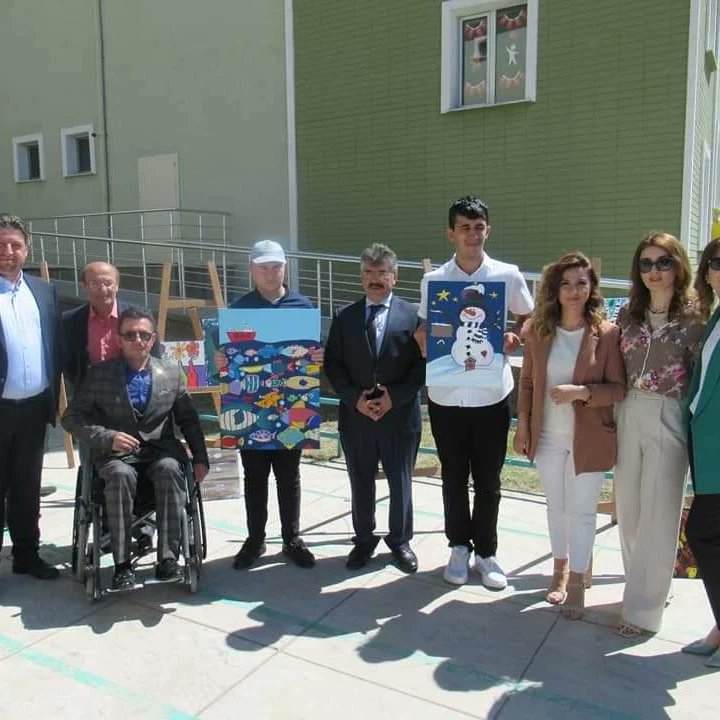 MustafaOzdmr55's tweet photo. Çarşamba Belediyesi Özel Eğitim Uygulama Okulu öğrencilerinin eserlerinin yer aldığı sergi açılışını gerçekleştirdik. Birbirinden güzel eserler için özel öğrencilerimizi ve emek veren öğretmenlerimizi tebrik ederim. @samsunmem @gokhanmurat1 @CarsambaOzel https://t.co/2nHFVJ1zR5