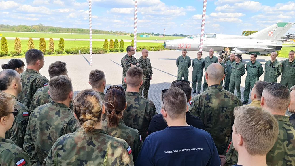 DowOperSZ's tweet photo. Dowódca Operacyjnym RSZ gen. broni Tomasz Piotrowski osobiście podziękował żołnierzom #WojskoPolskie za zaangażowanie w ćwiczenie taktyczno-specjalne #RenegadeSarex22.
#TakieJestWojskoPolskie #ASAR #LZPR https://t.co/4yUTXpECDY