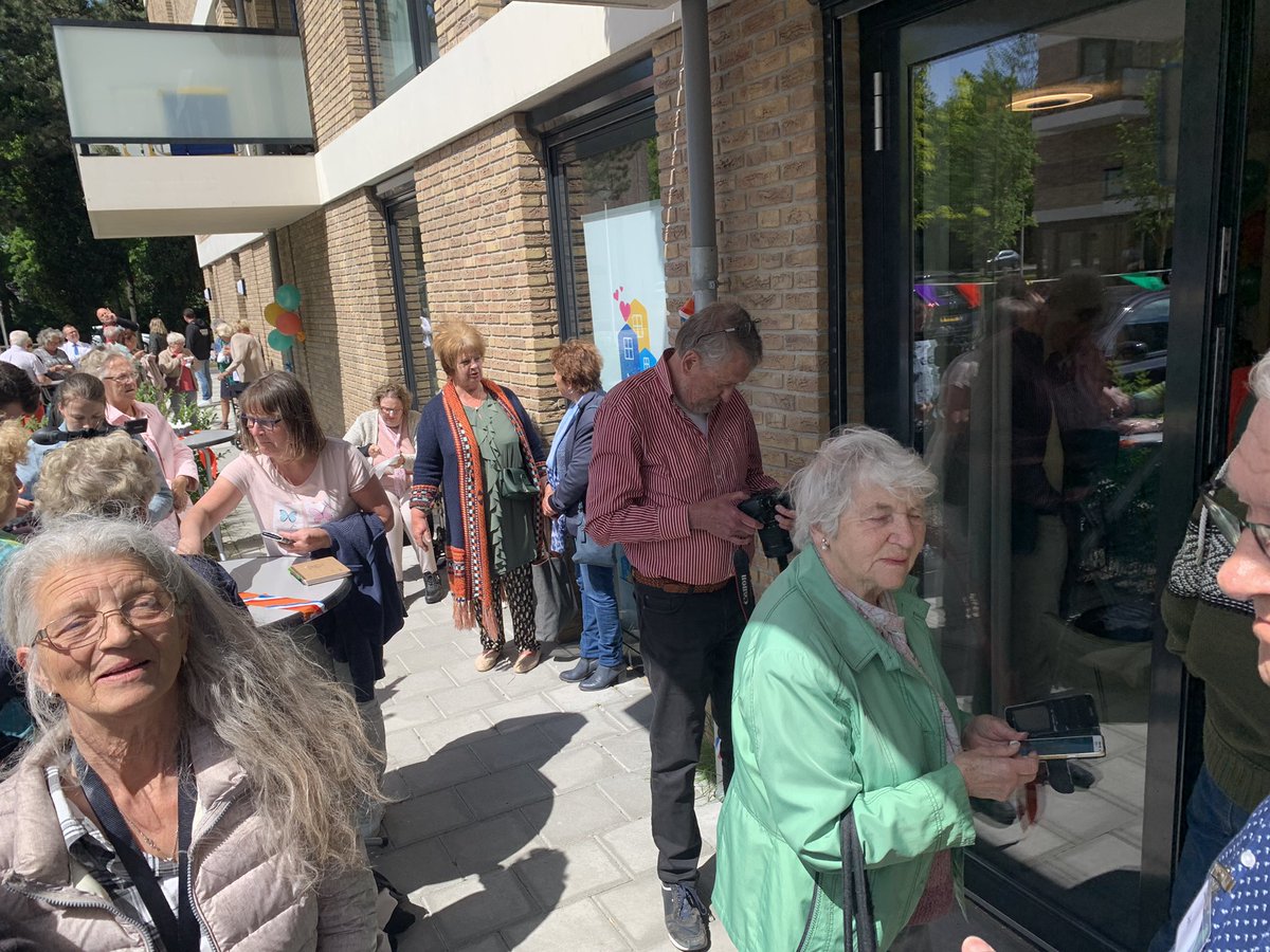 RobvandenBroeke's tweet photo. #onmoetingsruimte #Benedictus @RijswijkWonen geopend samen met wethouder gemeente #Rijswijk - ontmoeten!!! https://t.co/WkZsSTwUad