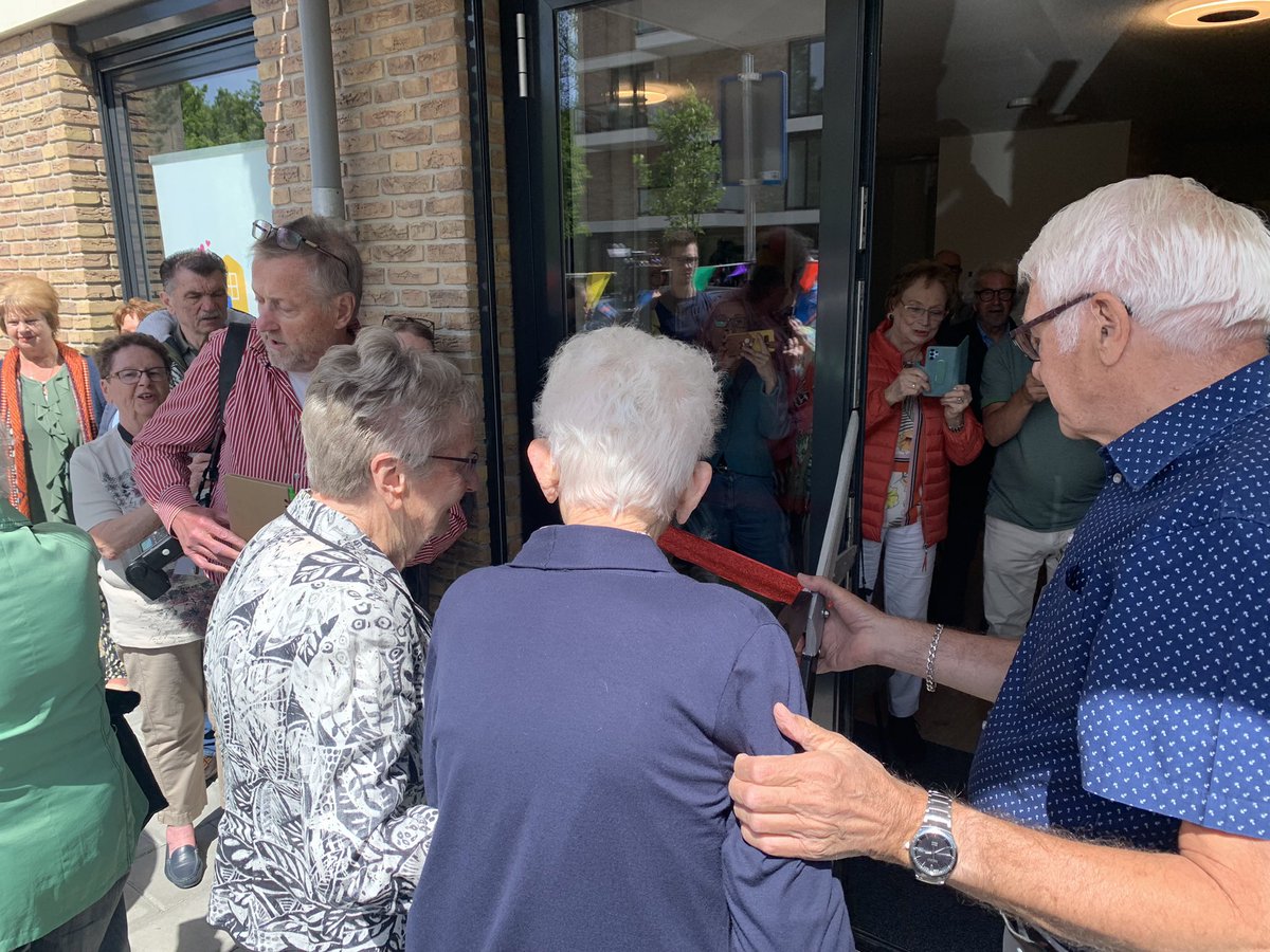 RobvandenBroeke's tweet photo. #onmoetingsruimte #Benedictus @RijswijkWonen geopend samen met wethouder gemeente #Rijswijk - ontmoeten!!! https://t.co/WkZsSTwUad