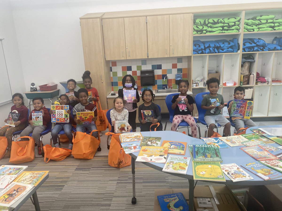 DeedsNotWords00's tweet photo. @WCPSS_SESLit  
What an amazing way to spend a Friday! @Literacy4Wake https://t.co/rd4s6yocq1