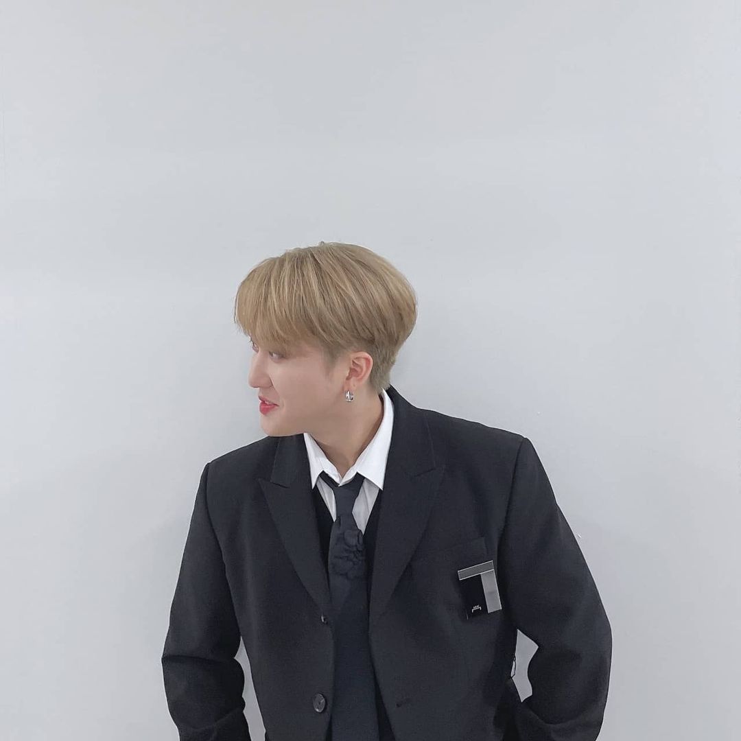 changbnseo's tweet photo. @hanjidzung @leeynogbok @BANGCRHlS @hyunjiisn @ChanInoVow @LEEIKNOU Changbin looks at the crowds around him. He couldn't help but smiles widely while looking at his hyung's nervous yet happy face. He pats his hyung's back after Han does it for him, saying, "We wish you all the best, hyung. We got your back, always." https://t.co/rp46yrLd6K
