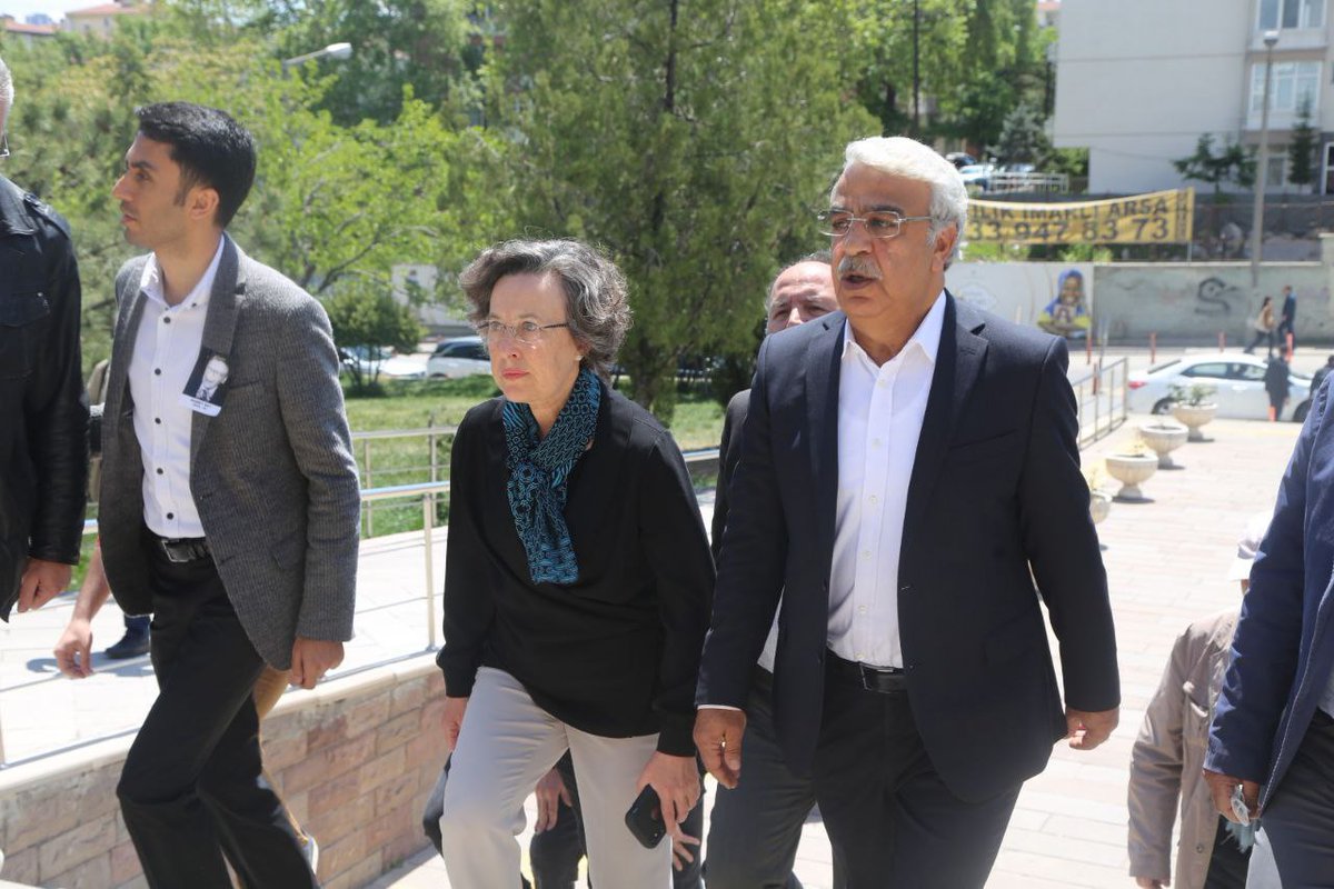 HDPankara06's tweet photo. Eş Genel Başkanımız Mithat Sancar, milletvekillerimiz ve yöneticilerimiz ülkenin önemli müzik yazarlarından ve aydınlarından Ahmet Say'ın cenaze törenine katıldı. Say ailesinin başı sağ olsun. https://t.co/WlrzyLhVAI