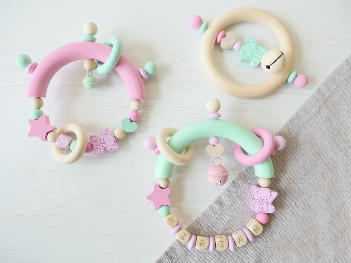 Schnulliketten's tweet photo. 💗💚
🧵 Unsere Greifling-Bastelanleitung:
https://t.co/vsSY1voCP3
🧵 Our grasping ring craft instructions:
https://t.co/dGaEFDlaiA
#schnullerkettenladen #schnullerkettenladenberlin #babyaccessoires #greifling #graspingring #touchring #greiflingmitname #greiflingmitnamen https://t.co/SQmyOckAXE