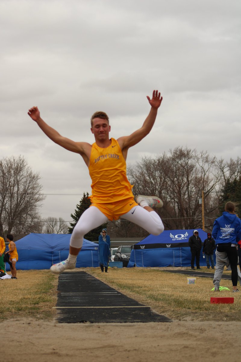 BattleCreek_TF's tweet photo. The Braves add onto the list of state qualifiers with additional qualifiers: Jacob Ottis in the Shot Put and Discus, Boden Obst in the Long Jump, Dylan Amick in the 110H, and Brock West in the 800M #BurkeBound https://t.co/KStwRMKrfh