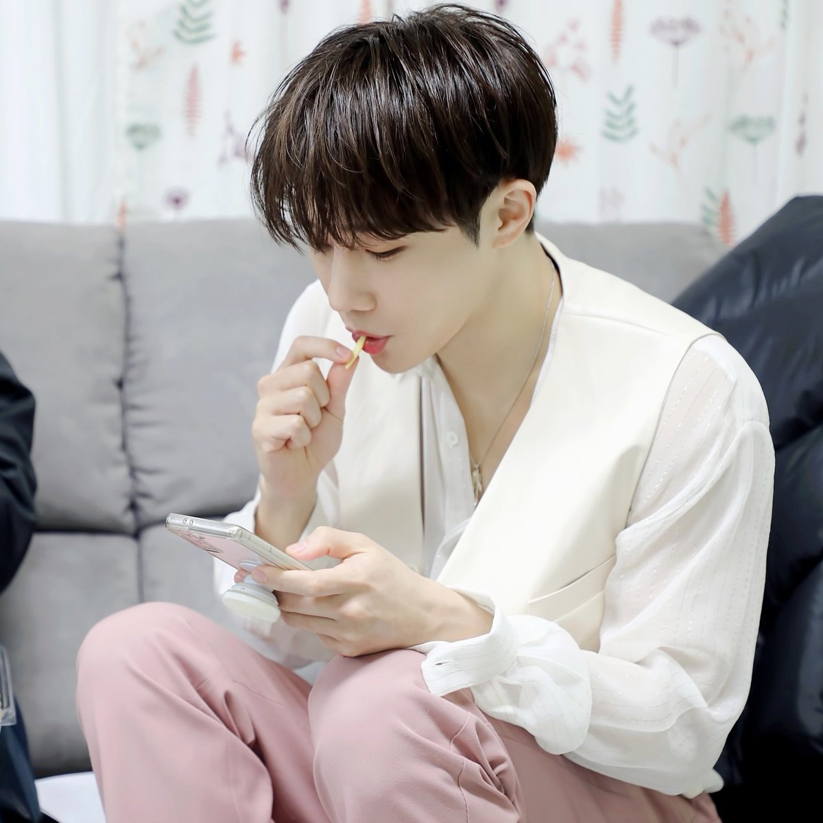nam_duck7's tweet photo. 역시 불ㅌr는 그묘일엔 남늑ㄷH가 끌리네요. 이번엔 토77ㅣ수인이랑 엮기는 그런 걸로. 섡규는 중종 수인들이 동경의 대상이라 남늑ㄷH 맨날 쫓아다니는데, 우혅은 째깐한게 계속 따라다니니까 귀찮아했으면~. https://t.co/ubWaVVRLuB