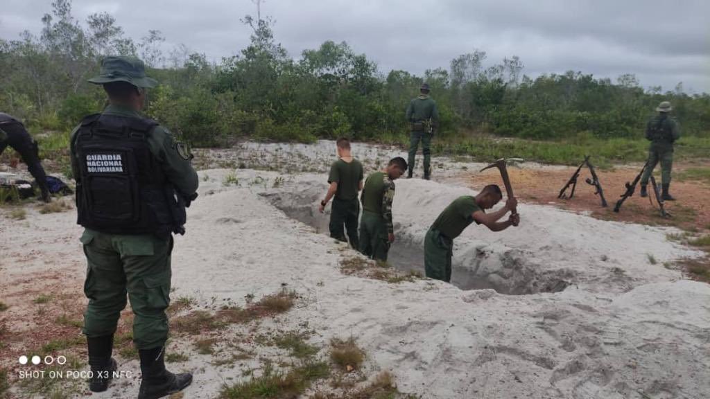 CEOFANBVE's tweet photo. 📢RT || GJ. @dhernandezlarez:
#FANB inicia inutilización de pistas ilegales en el estado #Amazonas “#OperaciónBoquete”. #VenezuelaInnova 
🇻🇪 #CEOFANB https://t.co/TrR5MIcneO