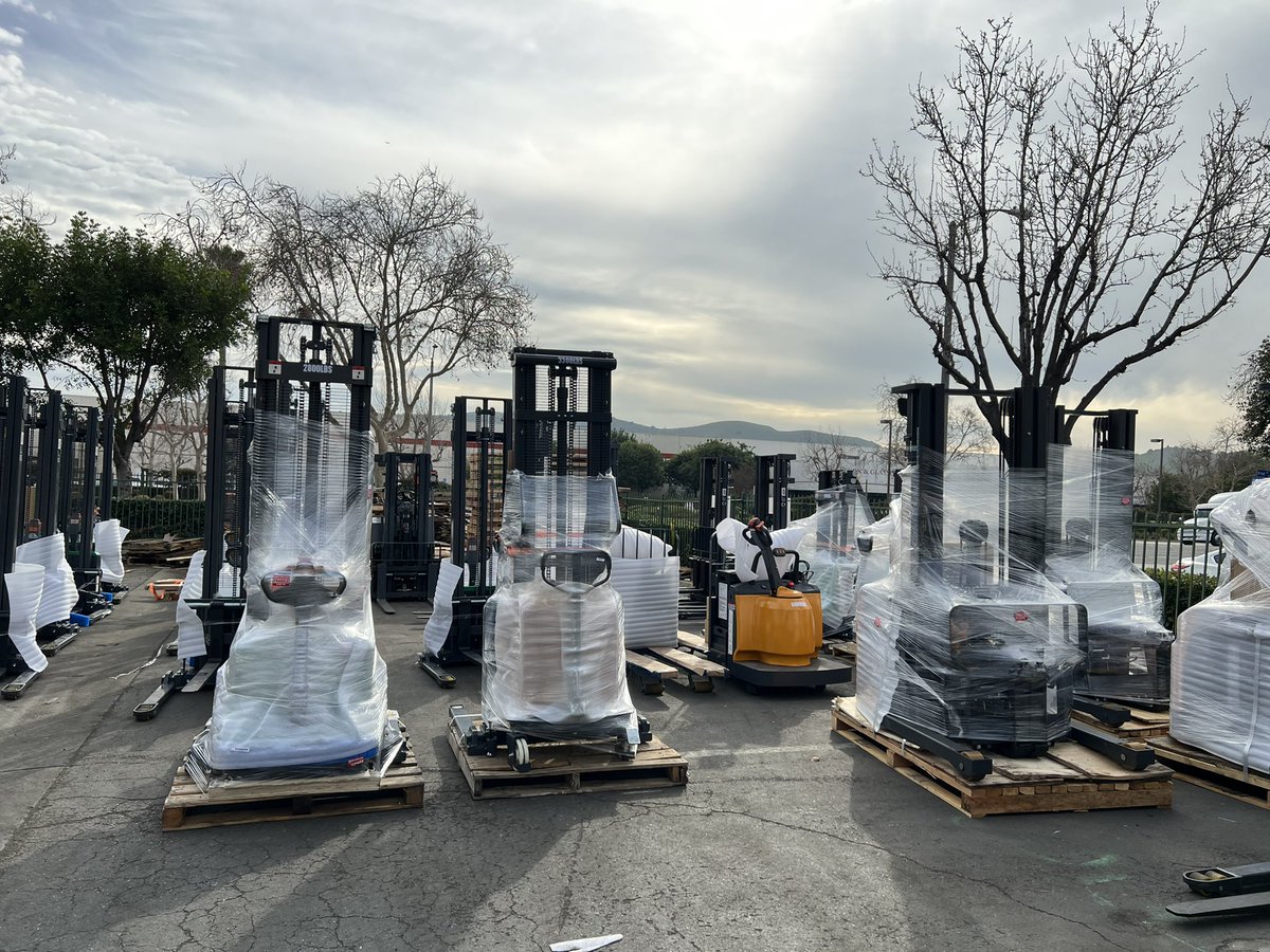 EKKOlifts's tweet photo. The EKKO #EB13E #ER15 and #EA15D being delivered to our happy customer! These units sell out FAST, Contact us and get yours today! https://t.co/WHEJyJileT 877-232-6517 | info@ekkolifts.com #ekkolifts #forklifts #lifttruck #electricforklifts #lithiumionlifttrucks #palletjack https://t.co/SHPhIi4shY