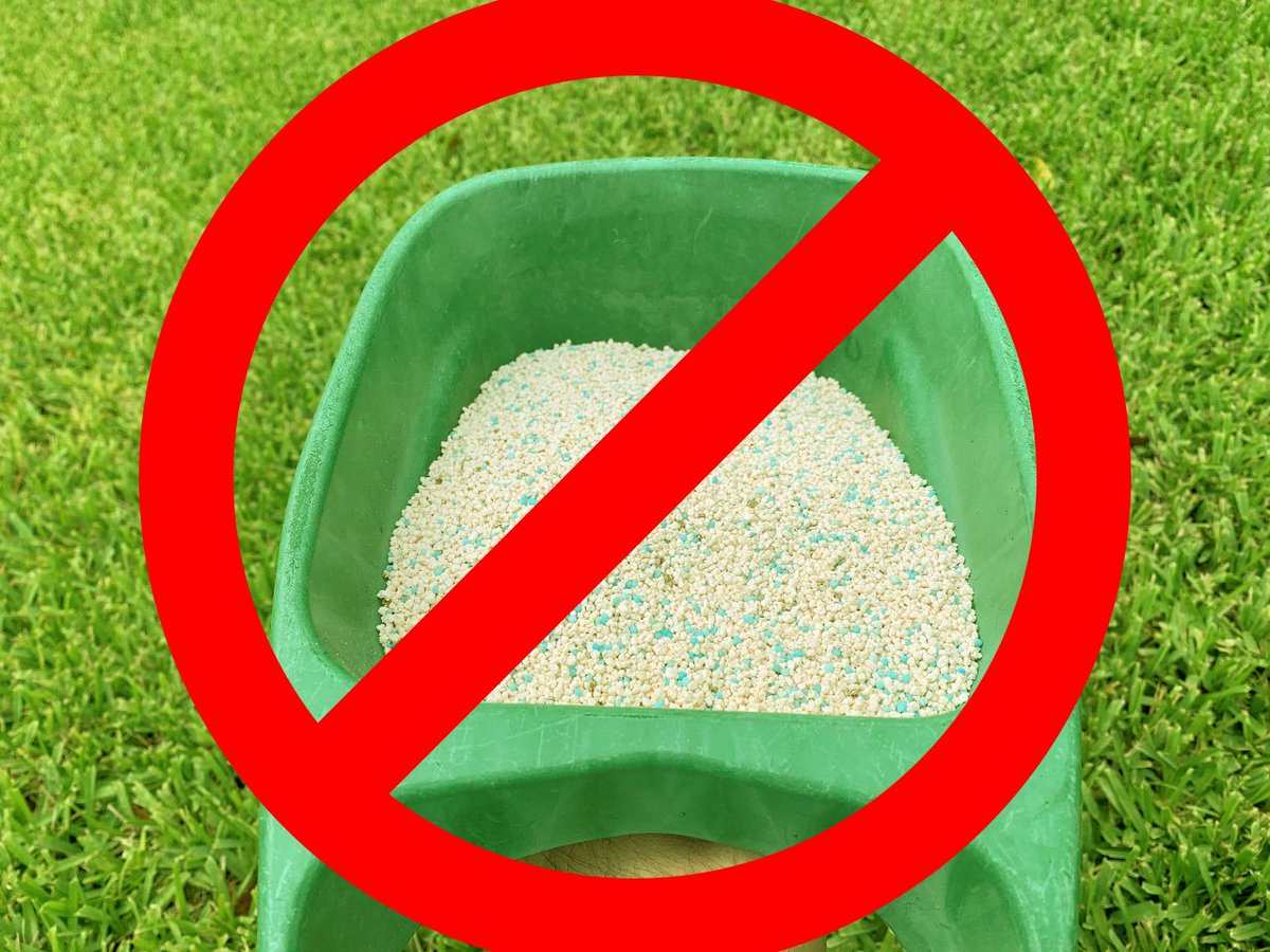 MiamiDadeRER's tweet photo. #DYK ❓ Did you know the fertilizer you pour on your grass may be harming #BiscayneBay? Applying #fertilizer near bodies of water is prohibited as these nutrients are carried from our urban watershed to the bay. Learn more: https://t.co/ZcAUcAJgwQ #FertilizerAwarenessWeek https://t.co/hrFR7TgWn7