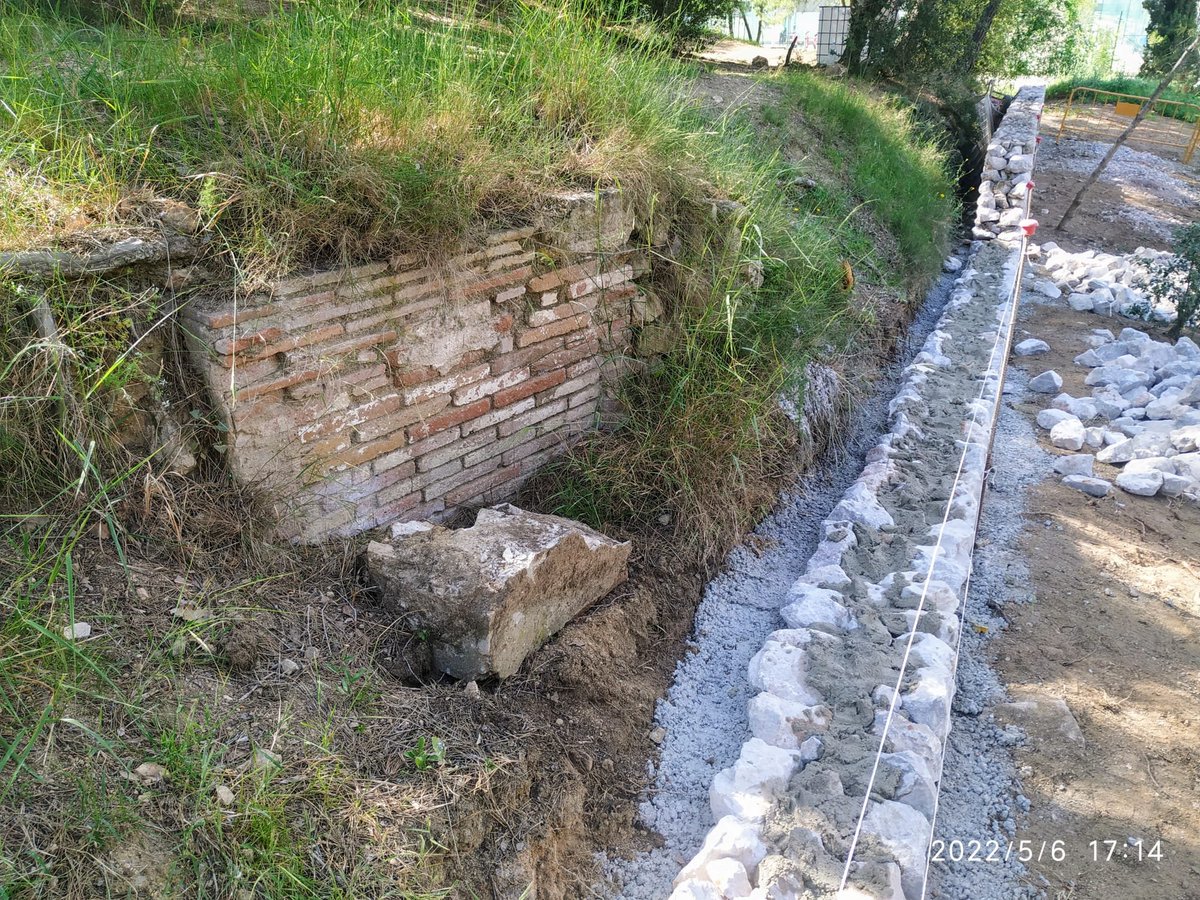 ParcOreneta's tweet photo. Això era una font ⛲️ del Parc de l'Oreneta 🌳
Ara ja no és res, destruïda rere el mur de formigó amb pedres😢
Per això @Bcn_SSTG no va voler fer el Pla Director, que incloïa la catalogació del patrimoni existent ABANS de les obres.
#salvemloreneta
#AjuntamentContraElVerd https://t.co/9YX1aKDqrp