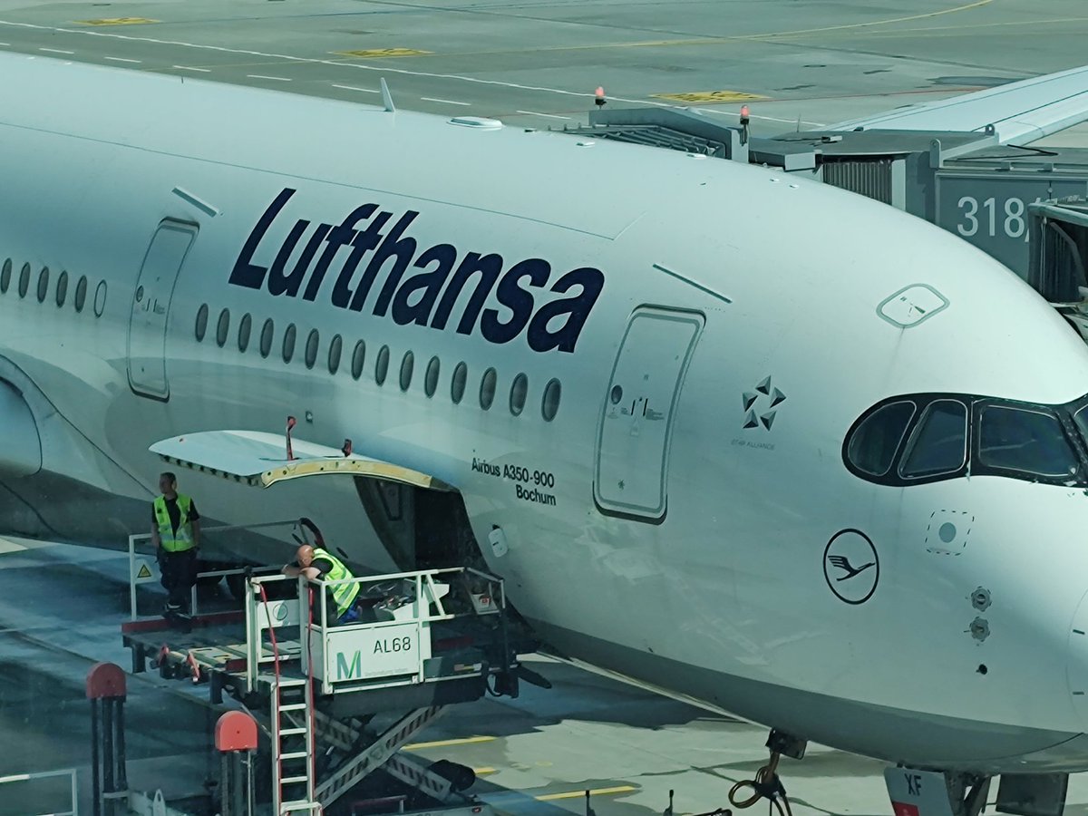 MaikEnderEU's tweet photo. I'm excited on my way to the US right now attending #FCCM and #IEEESSP. The ultimate best is that I fly with the Lufthansa's plane "Bochum" 🥳 https://t.co/aytDUYlNFQ