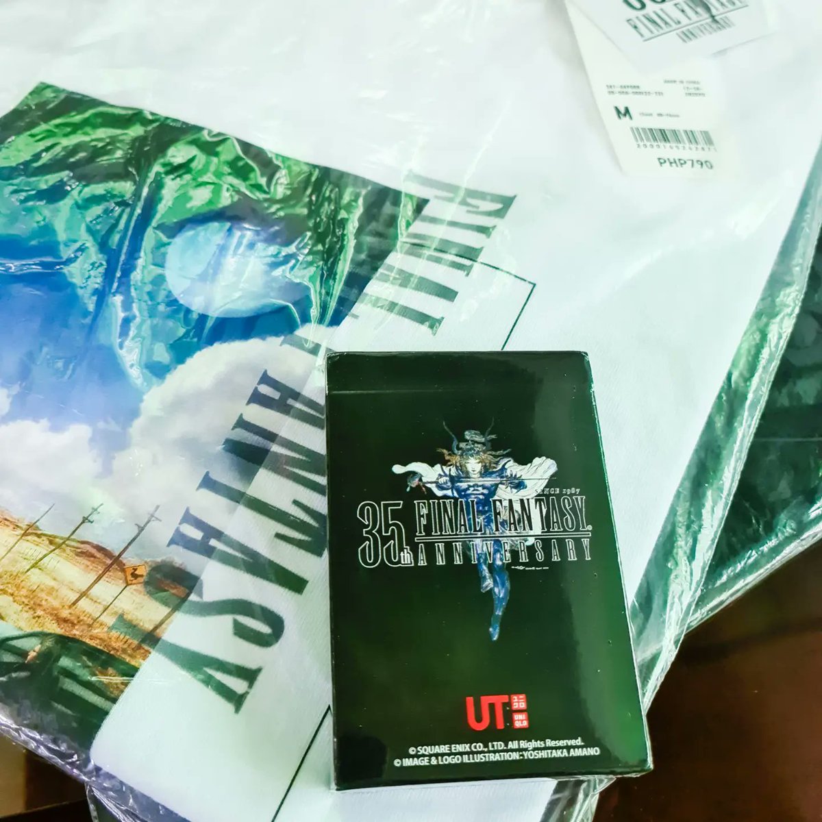 michze90s's tweet photo. Got mine ealier today!🥳 ..and the playing cards too!!☺✨✨
#UniqloPH #LifeWear #UTCollection #WearYourWorld #FinalFantasy35thAnniversary https://t.co/jwRrUxBhb3
