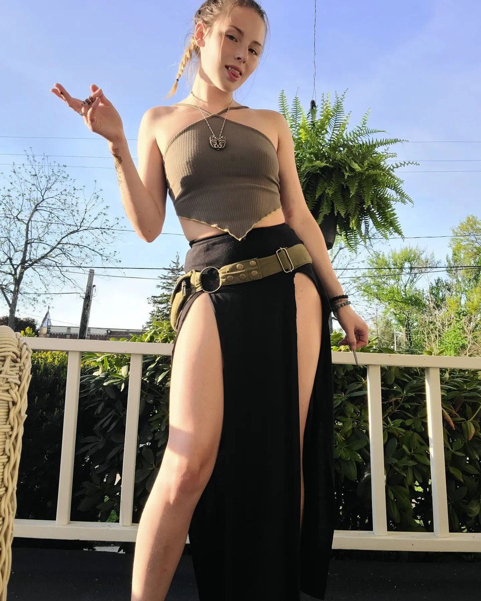 pyrokitten01's tweet photo. Yay summer weather!!! 💖 Now I can finally wear my fav cropped top without bra 😈 do u want to take it off me? https://t.co/Kc8eSlvjbb