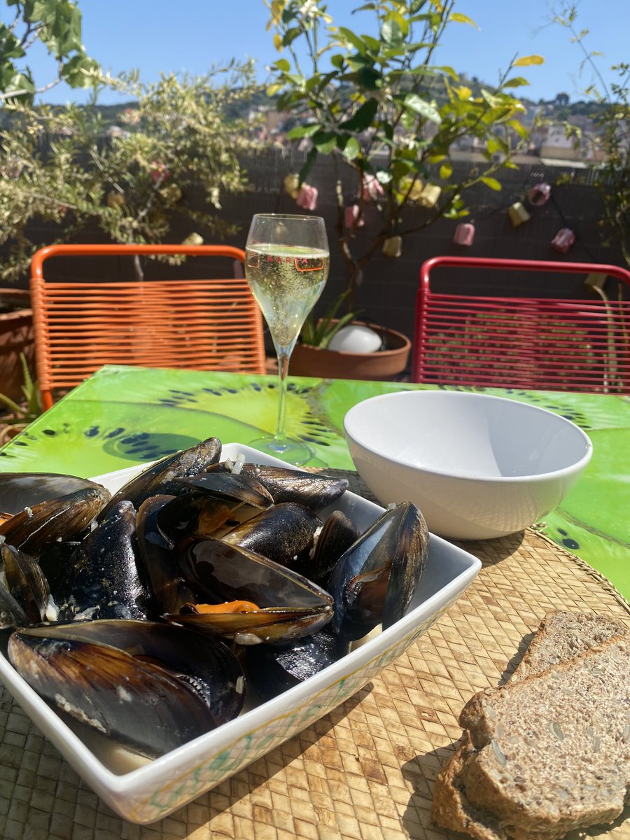 mela_ppcc's tweet photo. habe heute #TooGoodToGo entdeckt, besser spät als nie. hab die app schon lange und heute erstmals fisch gekauft. muscheln waren als vorspeise gedacht, aber nach rezept mit gorgonzolaweißweinsoße bin ich pappsatt. warten noch seehecht und sepia auf eine #cataplana, feel happy 🎊 https://t.co/HWMVge6nKX