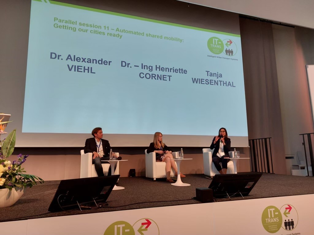 FZI_official's tweet photo. Drei bewegte Tage auf der @IT_TRANS zu intelligenten Lösungen für #ÖV: mit Besuch von Verkehrsminister @WinneHermann @messekarlsruhe und Vorstellung von @SHOW_H2020. Ein Dank den Besuchenden, die mehr zu #LogIKTram, #Lastenrad #Helios u. #TAFBW erfuhren oder #EVAShuttle testeten. https://t.co/dHl7f4iBH7
