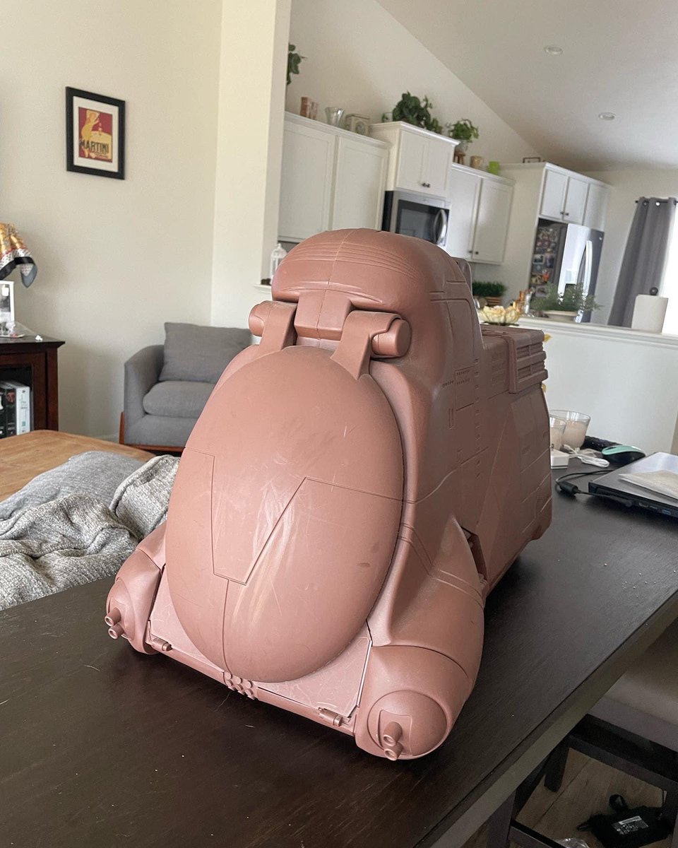 LBeskar's tweet photo. Cuando llegan los invitados y tienes que ir sacando las bebidas⬇️⬇️ #StarWars https://t.co/bWb1OtGTmd