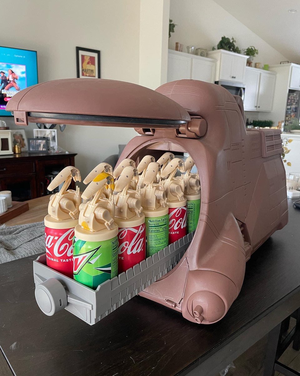 LBeskar's tweet photo. Cuando llegan los invitados y tienes que ir sacando las bebidas⬇️⬇️ #StarWars https://t.co/bWb1OtGTmd