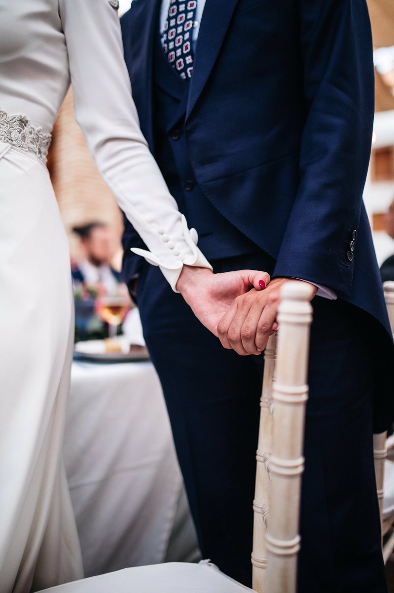 Vuestras manos siempre juntas, unidos en cada paso del camino y disfrutando al máximo de vuestro gran día.
Camino de otro fin de semana de boda nos gusta fijarnos en los pequeños detalles como este 💜