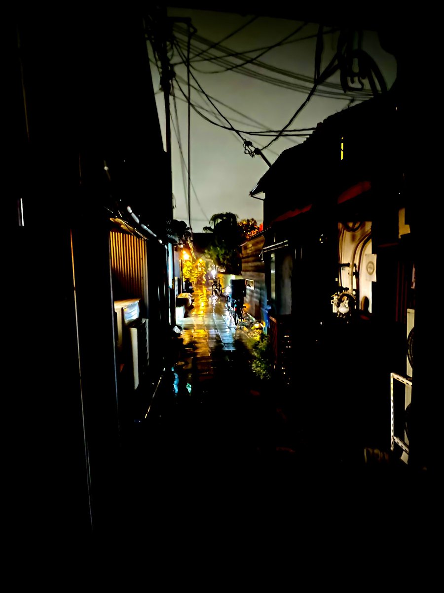 yutaroman's tweet photo. 細い路地入ったら居酒屋並んでてなんか綺麗やったんで https://t.co/yhaIm5QcNK