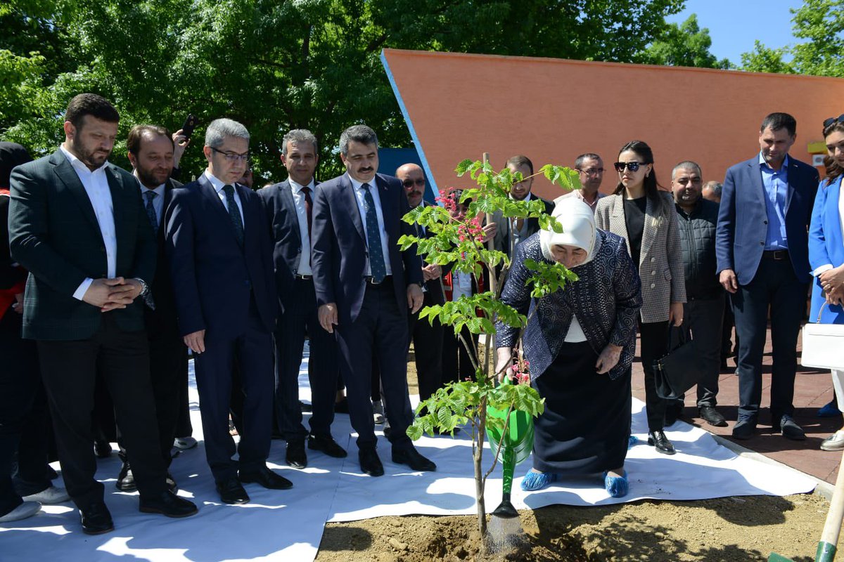 ali_erbay16's tweet photo. Son Başbakanımız Sn. Binali Yıldırım, Kıymetli Hanımefendi ve Bursa Protokolümüzün katılımlarıyla Fevziye Yazıcı Kızılay Anaokulu'nun açılışını gerçekleştirdik. Şehrimize ve Yıldırım'ımıza hayırlı uğurlu olsun inşallah... https://t.co/ln2TVBz1lS