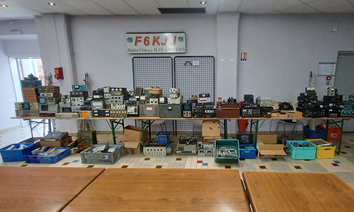 Iseramat's tweet photo. La brocante de #f6kjj est en place. #radioamateur #tullins #iseramat https://t.co/QIo2StV0JF