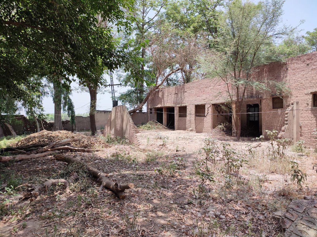 DrSadaqatt's tweet photo. #CeoPHFMCNaseemsadiqNamanzoor doctors are compelled to hv residency in this type of houses! Not any human being can live in such place &amp; 17 grade officers are being forced to live there https://t.co/YYTysOLu5X