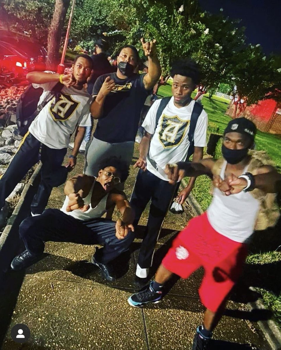 AamuZs's tweet photo. Happy belated birthday to our PopZ @__JDHD 
#400wattz https://t.co/Ckbhshmo60