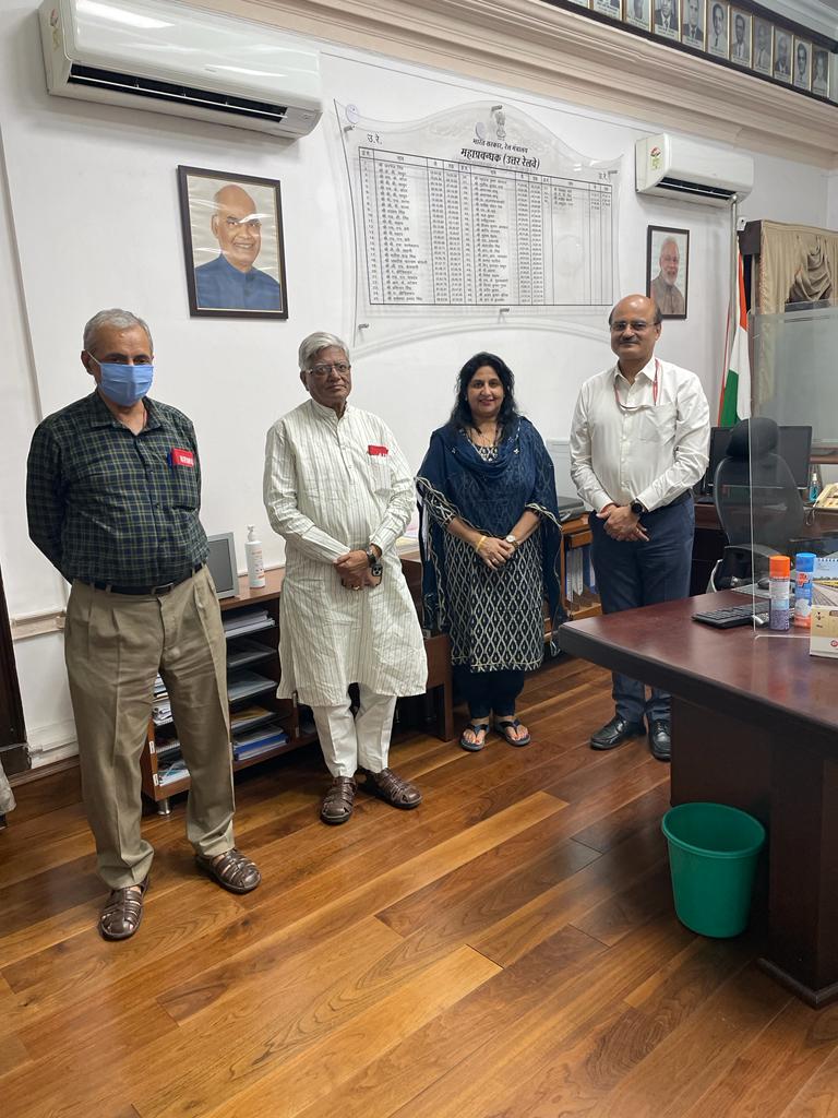 NRMUDelhiSocial's tweet photo. महाप्रबंधक उत्तर रेलवे श्री आशुतोष गंगल जी से महामंत्री AIRF/NRMU @ShivaGopalMish1 जी, केंद्रीय अध्यक्ष NRMU श्री एस. के त्यागी जी, उपाध्यक्ष NRMU श्रीमती प्रवीणा सिंह जी की  कर्मचारियों से जुड़े विशेष मुद्दों पर वार्ता करते हुए । https://t.co/ufo5XPIPBt