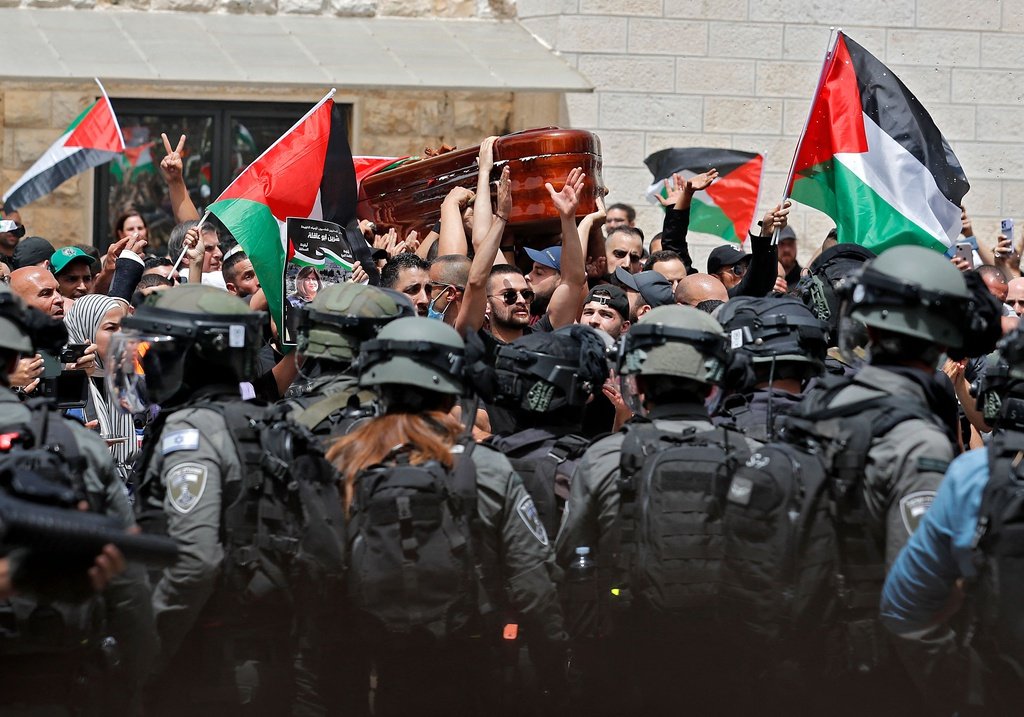 RealEmanAyad's tweet photo. أرادوها جنازةً بلا عَلَم فأحاطتها كل فلسطين.. https://t.co/vn5XdhdZbW
