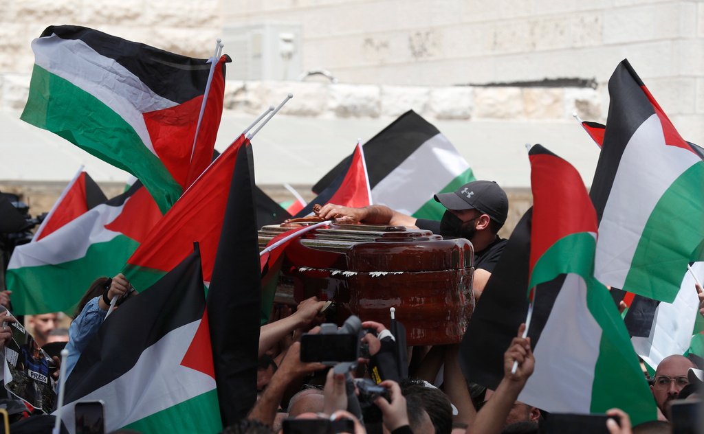 RealEmanAyad's tweet photo. أرادوها جنازةً بلا عَلَم فأحاطتها كل فلسطين.. https://t.co/vn5XdhdZbW