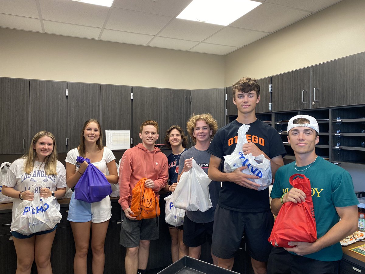 HaveKnights's tweet photo. Our seniors last day to deliver bags for #KnightsHaveYourBack :( Most of these seniors have been helping since their freshmen year! Special thanks to this weeks #TheArmory sponsors; #DougAndLoriSmith, #ChuckAndMaryJoMyers, #Gardiner, @AdamKoch_Otsego and @JimBostdorff https://t.co/YVrPJKDzav