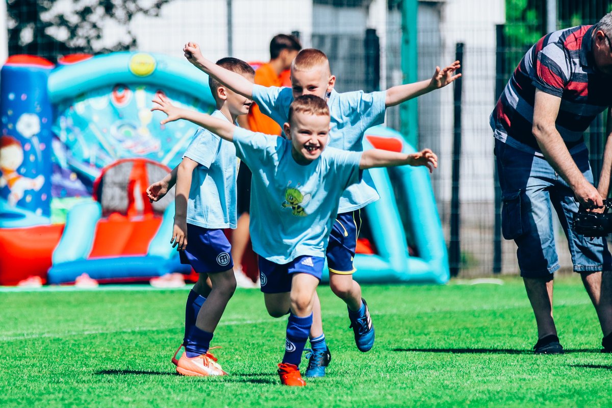 ChrobryGlogowSA's tweet image. Myślami przy meczu rundy w Nowym Sączu, ale to też jest dla nas ważne. #APNChrobry organizował dziś Głogowski Minimundial z ok. 160 przedszkolakami z kilkunastu głogowskich placówek. Co tam się działo! 😍 Oby takie same obrazki w niedzielę 🟠⚫

📸👉 bit.ly/3LdBS7w