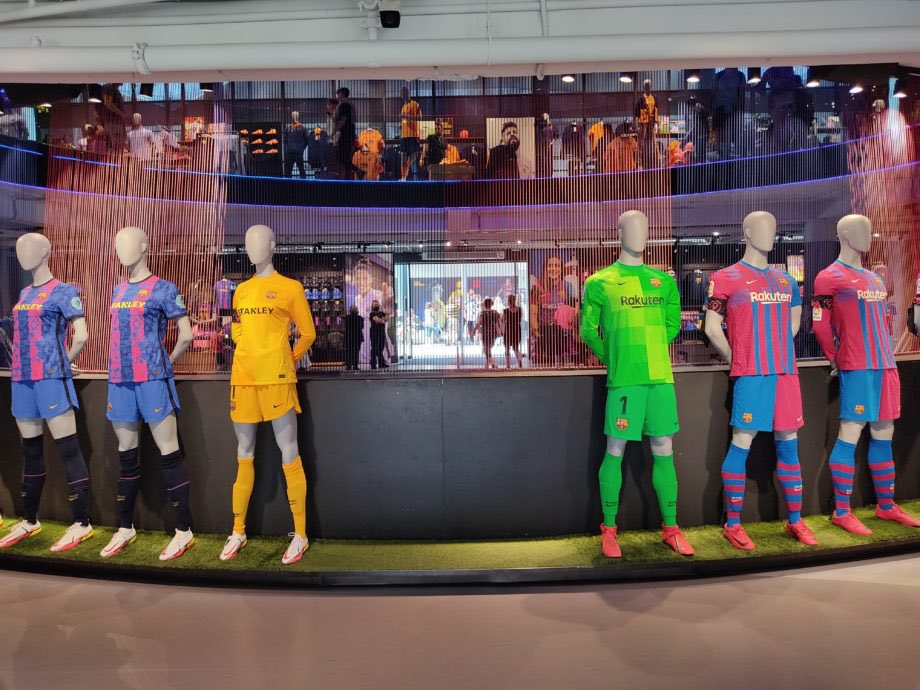 ⚽️ Analizamos el impacto del fútbol femenino en su faceta más comercial acercándonos a la Botiga del Camp Nou.

✍🏽 <a href="/JMGuilengo/">J. M. Guilengo</a>

#FCB #barçafemenino #alexiaputellas #campeonas

ub.edu/revistaangle/2…