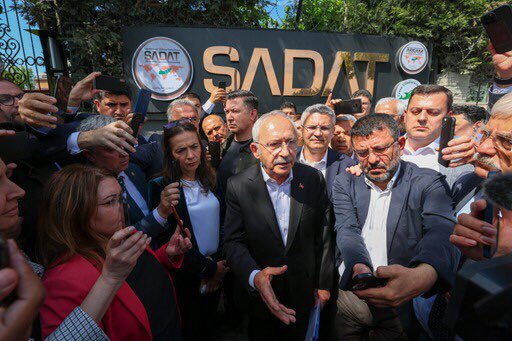 SADAT bir paramiliter kurum. Yani işleri suikastçı, provokatör ve terörist yetiştirmek. Erdoğan kaçakları da ülkeye bu kafayla soktu. Başka ülkelerin camilerinde bu paramiliter kafayla namaz kılacaktı, ne oldu? 8 milyon sığınmacı Türkiye’nin cenaze namazını kılmaya çalışıyor.