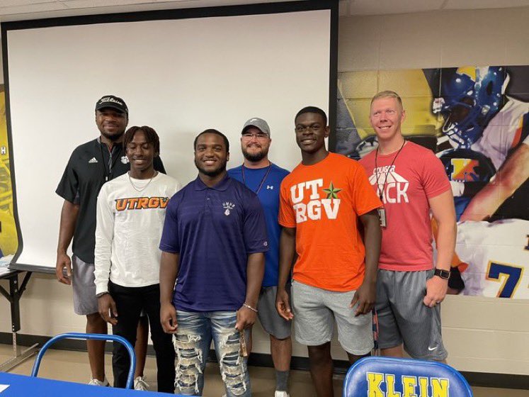 Thank you guys for letting us be apart of your special day <a href="/StrackAthletics/">Strack Athletics</a> #signingday