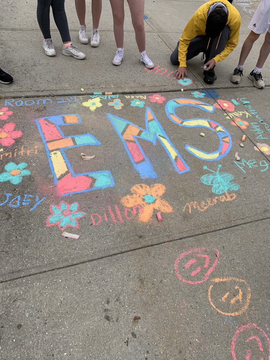 MrMikteaches's tweet photo. Super fun KORT activity that had everyone participating! Can’t wait to walk around and see the finish products! #ems #middleschoolisfun #elwoodmiddleschool https://t.co/Q0AdvtE89m