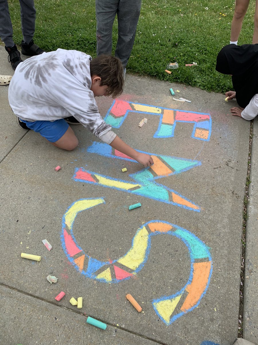 MrMikteaches's tweet photo. Super fun KORT activity that had everyone participating! Can’t wait to walk around and see the finish products! #ems #middleschoolisfun #elwoodmiddleschool https://t.co/Q0AdvtE89m