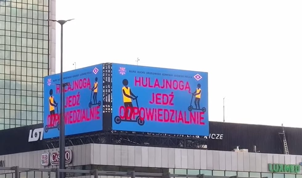 PolskaPolicja's tweet photo. Akcja „Jednośladem bezpiecznie do celu" dotyczy także użytkowników hulajnóg elektrycznych. Dzięki firmie #ScreenNetwork ten przekaz emitowany jest na ekranach LED rozmieszczonych https://t.co/vKeOm6mq7l. przy głównych ciągach komunikacyjnych, dworcach itp.
https://t.co/8JnOXxiMDR https://t.co/R6tzoFptPu