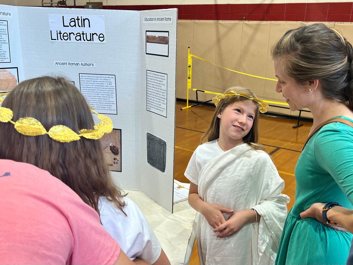 HCPSNC's tweet photo. The 4th & 5th graders in @bdsbearkittens' Latin Club graduated yesterday, earning their laurel & presenting their research projects to families & special guests from the Classics Department at @UncAvl!
#LatinClub #Latinist #LatinIsntDead #YoungLatinists #NeverStopLearning https://t.co/mKtOR9SnLh